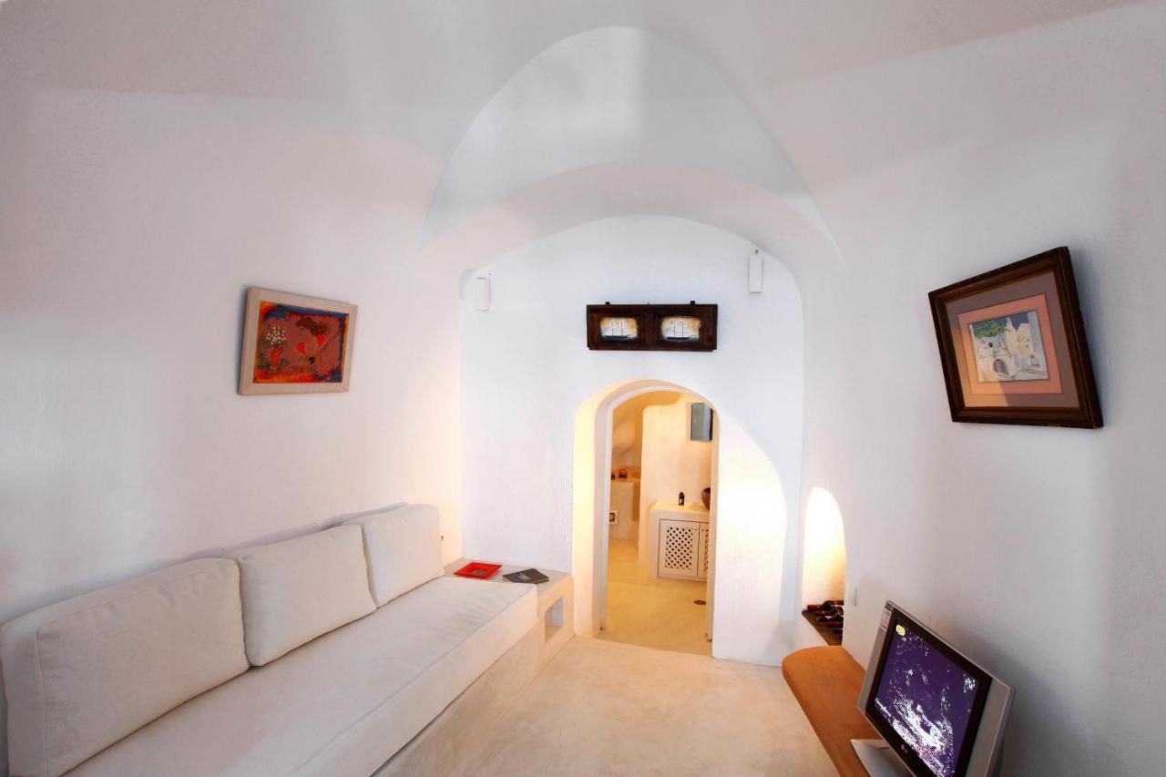 Menias Cave House Apartment Oia  Room photo